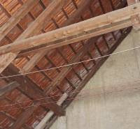 Všetko po čom túžite - dom, relax, kúpele, kúpalisko - Pohľad na strešnú konštrukciu v rodinnom dome s tehlovou krytinou.