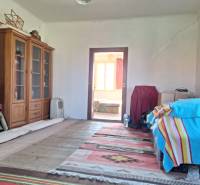 Všetko po čom túžite - dom, relax, kúpele, kúpalisko - Izba v rodinnom dome s regálmi na knihy, posteľou s farebnou dekou a kobercom.