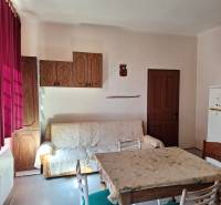 Všetko po čom túžite - dom, relax, kúpele, kúpalisko - Interiér rodinného domu s pohovkou, jedálenským stolom a drevenými skrinkami.