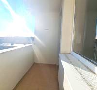 Na Predaj  4-izb. byt, Hornádska 28, Bratislava. - Balkón 4-izbového bytu na Hornadskej ulici v Bratislave - Medzi jarkami.