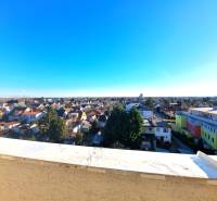 Na Predaj  4-izb. byt, Hornádska 28, Bratislava. - Výhľad na mesto z terasy bytového komplexu, štvrť Bratislava - Medzi jarkami, Hornadska.