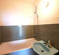 Na Predaj  4-izb. byt, Hornádska 28, Bratislava. - Kúpeľňa so zelenými obkladačkami, vaňou a umývadlom v 4-izbovom byte.