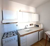 Na Predaj  4-izb. byt, Hornádska 28, Bratislava. - Kuchyňa v 4-izbovom byte so sporákom, bielymi skrinkami a mikrovlnkou.