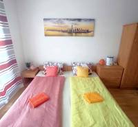 Predaj, štúdio 27 m2, rezort Sunny day, Slnečné pobrežie, Bulharsko - Spálňa v rekreačnom apartmáne s dvomi posteľami, obrazom a pestrofarebným povlečením.