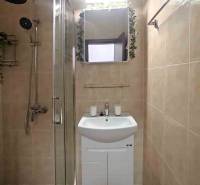 Predaj, štúdio 27 m2, rezort Sunny day, Slnečné pobrežie, Bulharsko - Kúpeľňa v Rekreačnom apartmáne so sprchovým kútom a umývadlom, obložená svetlými dlaždicami.