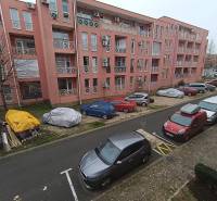 Predaj, štúdio 27 m2, rezort Sunny day, Slnečné pobrežie, Bulharsko - Rekreačný apartmán v Burgase so zaparkovanými autami pred ružovou budovou.