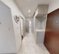 (56 m²) PRÍJEMNÝ 2i BYT NA SÍDLISKU TARČA - Chodba v 2-izbovom byte s vešiakovou stenou a bielymi stenami.
