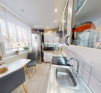 (56 m²) PRÍJEMNÝ 2i BYT NA SÍDLISKU TARČA - Kuchyňa v 2-izbovom byte s jedálenským kútom, skrinkami a veľkým oknom.