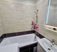 (56 m²) PRÍJEMNÝ 2i BYT NA SÍDLISKU TARČA - Kúpeľňa v 2-izbovom byte s vaňou, umývadlom a keramickým obkladom.