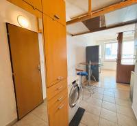 Slnečný dvojizbový byt – 43,5 m² v Bratislave – Vajnory - Vstupná hala 2-izbového bytu s kachličkami a vybaveným kuchynským kútom.