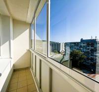 Slnečný dvojizbový byt – 43,5 m² v Bratislave – Vajnory - Zasklený balkón 2-izbového bytu v Bratislave - Vajnory s výhľadom na sídlisko.