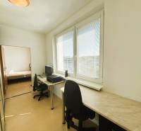 Slnečný dvojizbový byt – 43,5 m² v Bratislave – Vajnory - Pracovňa so stolom a stoličkou, podlaha s dreveným dekorom, veľké okná, 2-izbový byt.