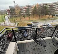 Prenájom 2-izbového bytu CUBICON  - Balkón 2-izbového bytu na Starých Gruntoch, Bratislava - Karlova Ves s výhľadom na okolie.