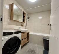 Prenájom 2-izbového bytu CUBICON  - Kúpeľňa v 2-izbovom byte s vaňou, umývadlom, práčkou a úložným priestorom.