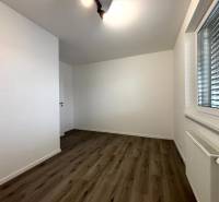 Na prenájom 3 izb. byt, Trenčín, ul.Vl.Predmerského, park.miesto,garáž - Svetlá miestnosť s podlahou s dreveným dekorom v 3-izbovom byte.