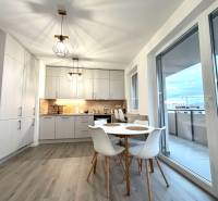 Na prenájom 3 izb. byt, Trenčín, ul.Vl.Predmerského, park.miesto,garáž - Kuchyňa v 3-izbovom byte s podlahou s dreveným dekorom a balkónom.