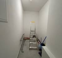 Na prenájom 3 izb. byt, Trenčín, ul.Vl.Predmerského, park.miesto,garáž - Úložný priestor s rebríkom, metlou a sušiakom v 3-izbovom byte.