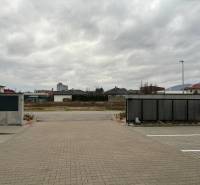 Na prenájom 3 izb. byt, Trenčín, ul.Vl.Predmerského, park.miesto,garáž - Pohľad na vstupnú bránu na Vladimíra Predmerského v Trenčíne, okolie 3-izbových bytov.