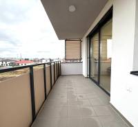 Na prenájom 3 izb. byt, Trenčín, ul.Vl.Predmerského, park.miesto,garáž - Balkón 3-izbového bytu na Vladimíra Predmerského v Trenčíne s výhľadom na okolie.