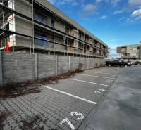 Prenájom parkovacieho miesta Javorová, Dunajská Lužná - Budova so lešením na ulici Javorová v Dunajskej Lužnej, Zvláštne nehnuteľnosti.