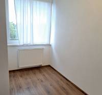 Prenájom útulný 2,5-izbový byt so záhradkou Vajnory - Jednoduchá izba v 3-izbovom byte s podlahou s dreveným dekorom.