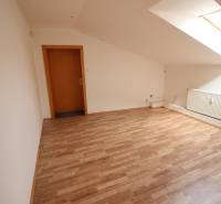 Ponúka na predaj budovu - centrum Senca - NOVÁ SUPER CENA  - Podkrovná izba s drevenou podlahou a strešným oknom, na ulici Mierové nám. a Budova.