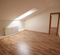 Ponúka na predaj budovu - centrum Senca - NOVÁ SUPER CENA  - Podkrovná miestnosť s drevenou podlahou a strešným oknom na ulici Mierové nám.