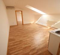 Ponúka na predaj budovu - centrum Senca - NOVÁ SUPER CENA  - Svetlý podkrovný byt s drevenou podlahou, kuchynskou linkou a radiátorom na Mierovom nám.