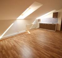 Ponúka na predaj budovu - centrum Senca - NOVÁ SUPER CENA  - Podkrovný byt s drevenou podlahou a jednoduchou kuchyňou pri svetle na Mierovom námestí.