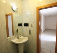 Ponúka na predaj budovu - centrum Senca - NOVÁ SUPER CENA  - Kúpeľňa s umývadlom, zrkadlom a kachličkami na Mierové nám. v Budove.