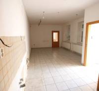 Ponúka na predaj budovu - centrum Senca - NOVÁ SUPER CENA  - Prázdna miestnosť na Mierové nám., s obkladačkami, radiátormi a dverami, čakajúca na renováciu.