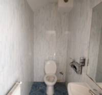 Ponúka na predaj budovu - centrum Senca - NOVÁ SUPER CENA  - Kúpeľňa s toaletou, umývadlom a dlažbou na ulici Mierové nám. pri budove.