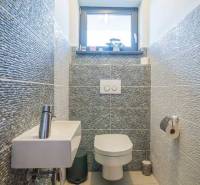 Výhodná cena: Rodinný dom v tichej lokalite v obci Spišské Bystré - Kúpeľňa v rodinnom dome s umývadlom, toaletou a útulným obkladom.