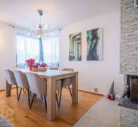 Výhodná cena: Rodinný dom v tichej lokalite v obci Spišské Bystré - Jedáleň v rodinnom dome s podlahou s dreveným dekorom, krbom a nástenným umením.