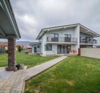 Výhodná cena: Rodinný dom v tichej lokalite v obci Spišské Bystré - Rodinný dom na Krátkej ulici v Spišskom Bystrom s udržiavaným trávnikom a prístreškom.