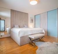 Výhodná cena: Rodinný dom v tichej lokalite v obci Spišské Bystré - Spálňa v rodinnom dome s posteľou, podlahou s dreveným dekorom a kožušinovým kobercom.