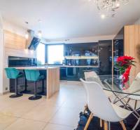 Výhodná cena: Rodinný dom v tichej lokalite v obci Spišské Bystré - Jasná kuchyňa s jedálenským stolom a barovými stoličkami v rodinnom dome.