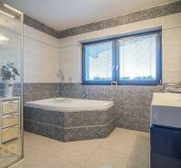 Výhodná cena: Rodinný dom v tichej lokalite v obci Spišské Bystré - Kúpeľňa v rodinnom dome s vaňou, sprchou a umývadlom, svetlé obklady, okno s roletami.