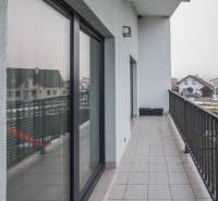 Výhodná cena: Rodinný dom v tichej lokalite v obci Spišské Bystré - Balkón Rodinného domu na Krátkej ulici v Spišskom Bystrom s dlažbou a skleneným zábradlím.