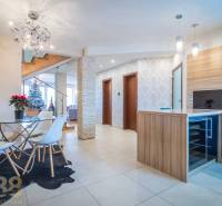 Výhodná cena: Rodinný dom v tichej lokalite v obci Spišské Bystré - Interiér rodinného domu s jedálenským stolom, schodiskom a vianočným stromčekom.