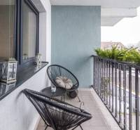 Výhodná cena: Rodinný dom v tichej lokalite v obci Spišské Bystré - Balkón rodinného domu s pohodlnými kreslami a stolíkom, Krátka ulica, Spišské Bystré.