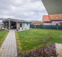 Výhodná cena: Rodinný dom v tichej lokalite v obci Spišské Bystré - Záhrada pri rodinnom dome na Krátkej ulici Spišské Bystré s altánkom a chodníkom.