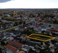 Stavebný pozemok 882 m² | Gajary - Pohľad na obec Gajary s označeným pozemkom na bývanie v pokojnej časti.