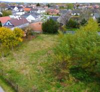 Stavebný pozemok 882 m² | Gajary - Záber na pozemok v Gajaroch, určený na bývanie, obklopený okolím domov.