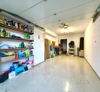 Svetlý 2i byt + 200 m² záhrada | Biely Kostol - Priestranná garáž so skladovaním a regálmi v 2-izbovom byte, čistý priestor na parkovanie.