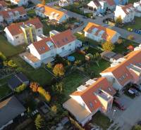 Svetlý 2i byt + 200 m² záhrada | Biely Kostol - Letecký pohľad na obytnú zástavbu v Bielom Kostole s červenými strechami.