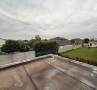 Svetlý 2i byt + 200 m² záhrada | Biely Kostol - Pohľad na strechy a záhrady v 2-izbovom byte v Bielom Kostole.