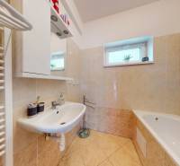 Svetlý 2i byt + 200 m² záhrada | Biely Kostol - Kúpeľňa v 2-izbovom byte s vaňou, umývadlom a oknom, teplé obkladové dlaždice.