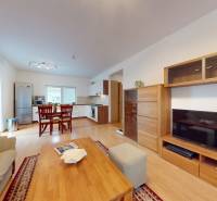 Svetlý 2i byt + 200 m² záhrada | Biely Kostol - Obývacia izba 2-izbového bytu, podlaha s dreveným dekorom, kuchyňa a jedálenský kút.