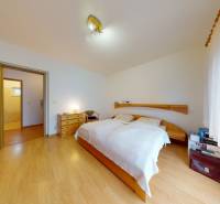 Svetlý 2i byt + 200 m² záhrada | Biely Kostol - Svetlá spálňa v 2-izbovom byte s podlahou s dreveným dekorom a zariadením.
